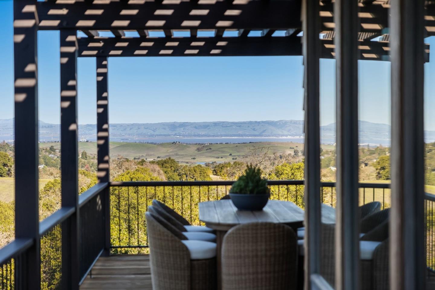 Detail Gallery Image 23 of 58 For 2 Horseshoe Bnd, Portola Valley,  CA 94028 - 4 Beds | 4 Baths