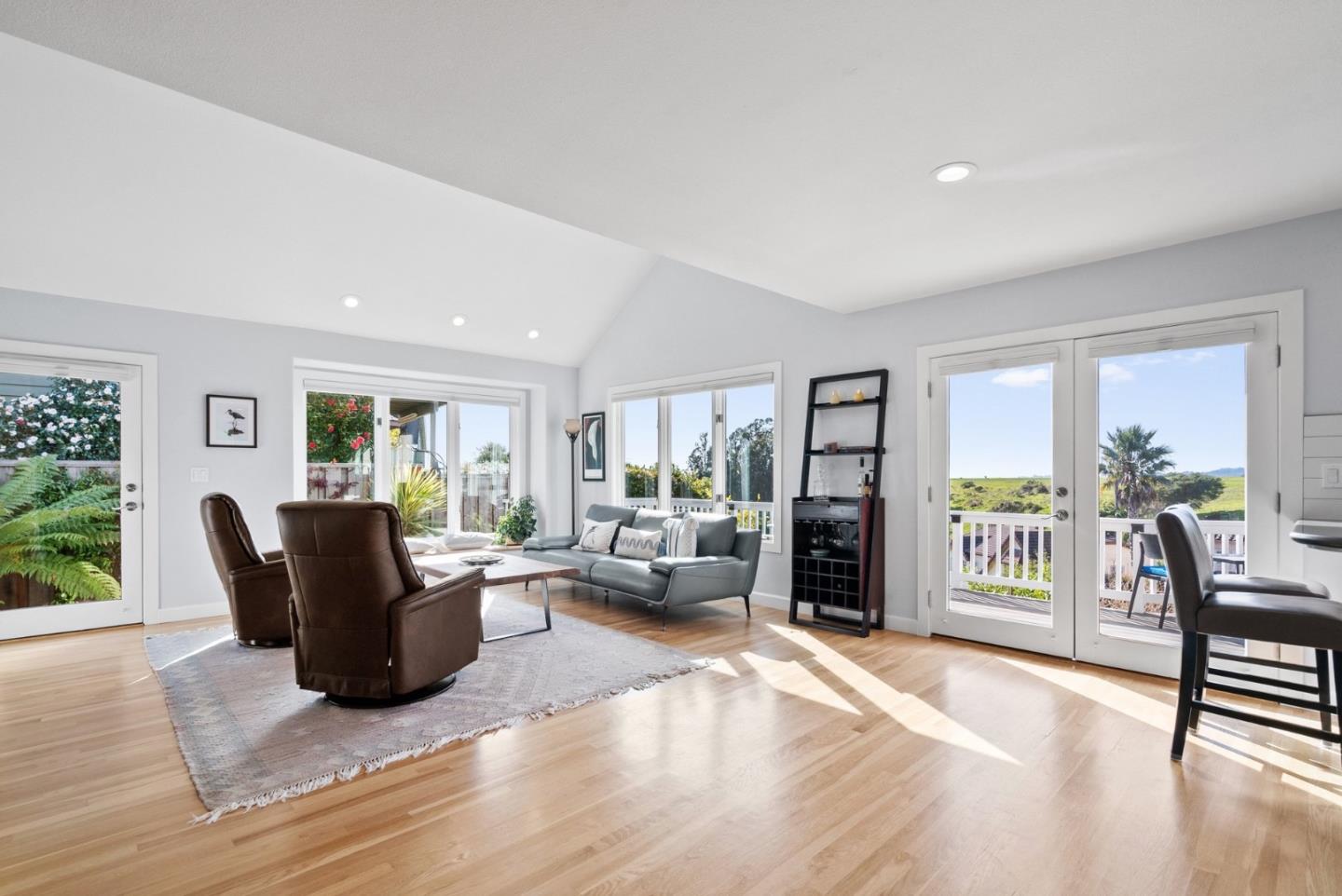 Detail Gallery Image 3 of 45 For 3705 Tiffani Ct, Santa Cruz,  CA 95065 - 3 Beds | 2/1 Baths