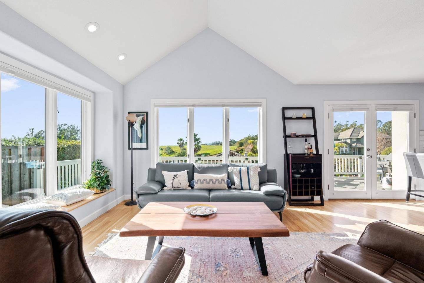 Detail Gallery Image 4 of 45 For 3705 Tiffani Ct, Santa Cruz,  CA 95065 - 3 Beds | 2/1 Baths