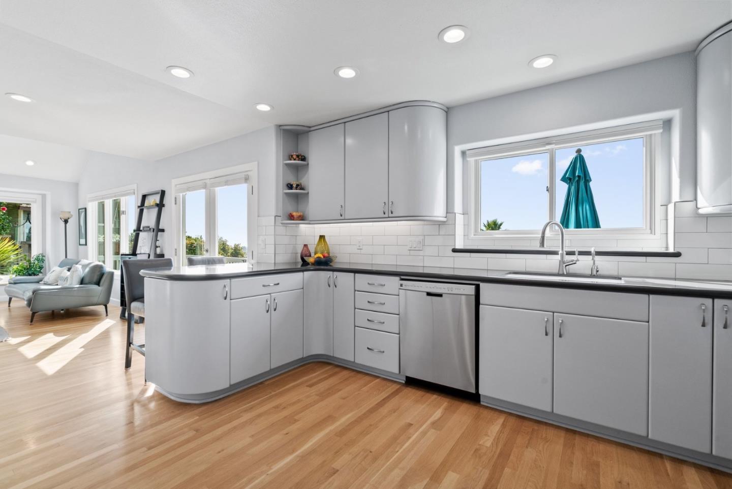 Detail Gallery Image 9 of 45 For 3705 Tiffani Ct, Santa Cruz,  CA 95065 - 3 Beds | 2/1 Baths