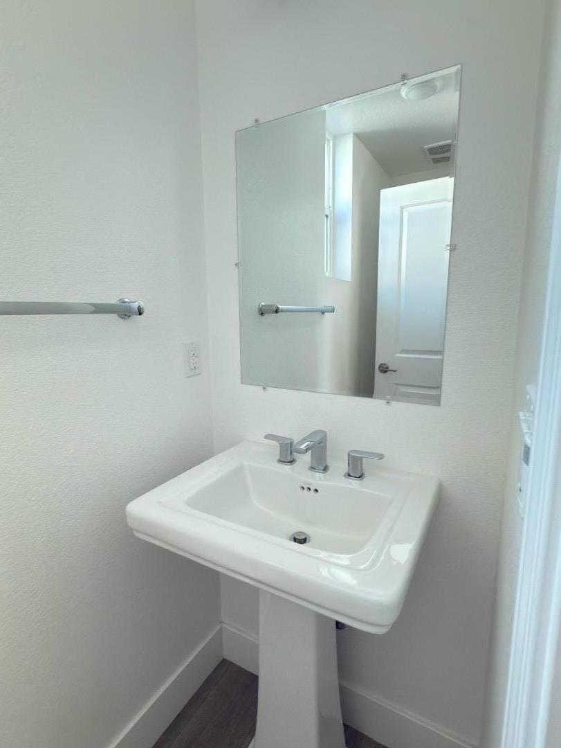 Detail Gallery Image 4 of 16 For 875 Cotati Ter #5,  Sunnyvale,  CA 94085 - 2 Beds | 2/1 Baths