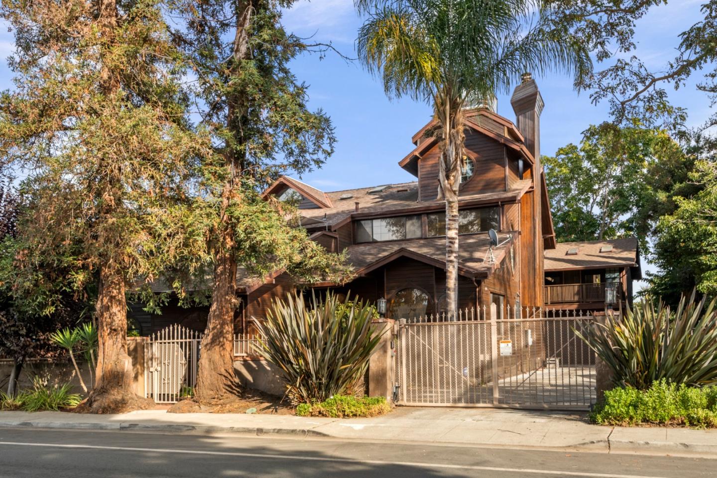 Detail Gallery Image 3 of 40 For 2216 Clarke Ave, East Palo Alto,  CA 94303 - 7 Beds | 6 Baths