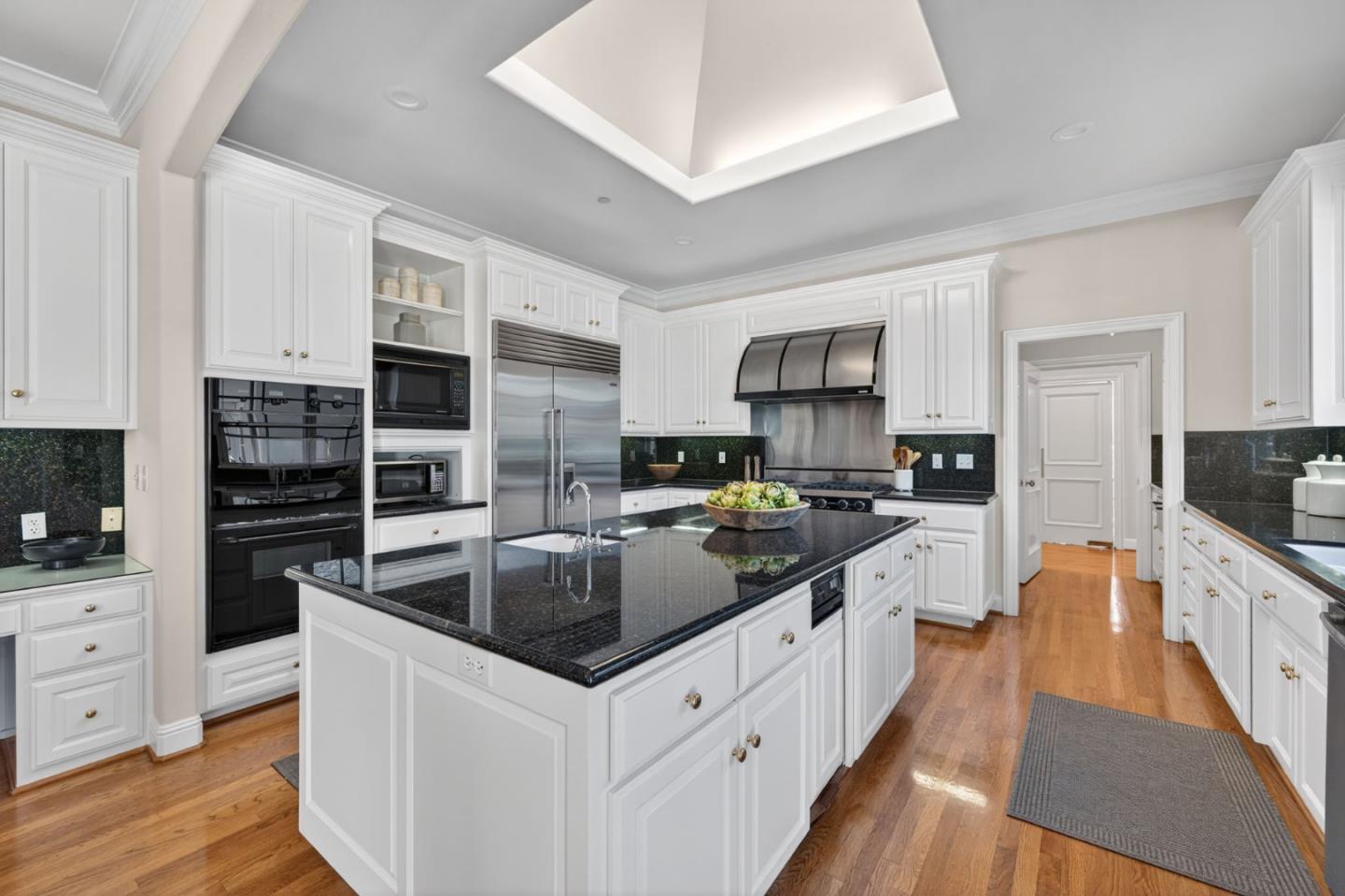 Detail Gallery Image 13 of 39 For 18800 Bella Vina, Saratoga,  CA 95070 - 4 Beds | 5/1 Baths