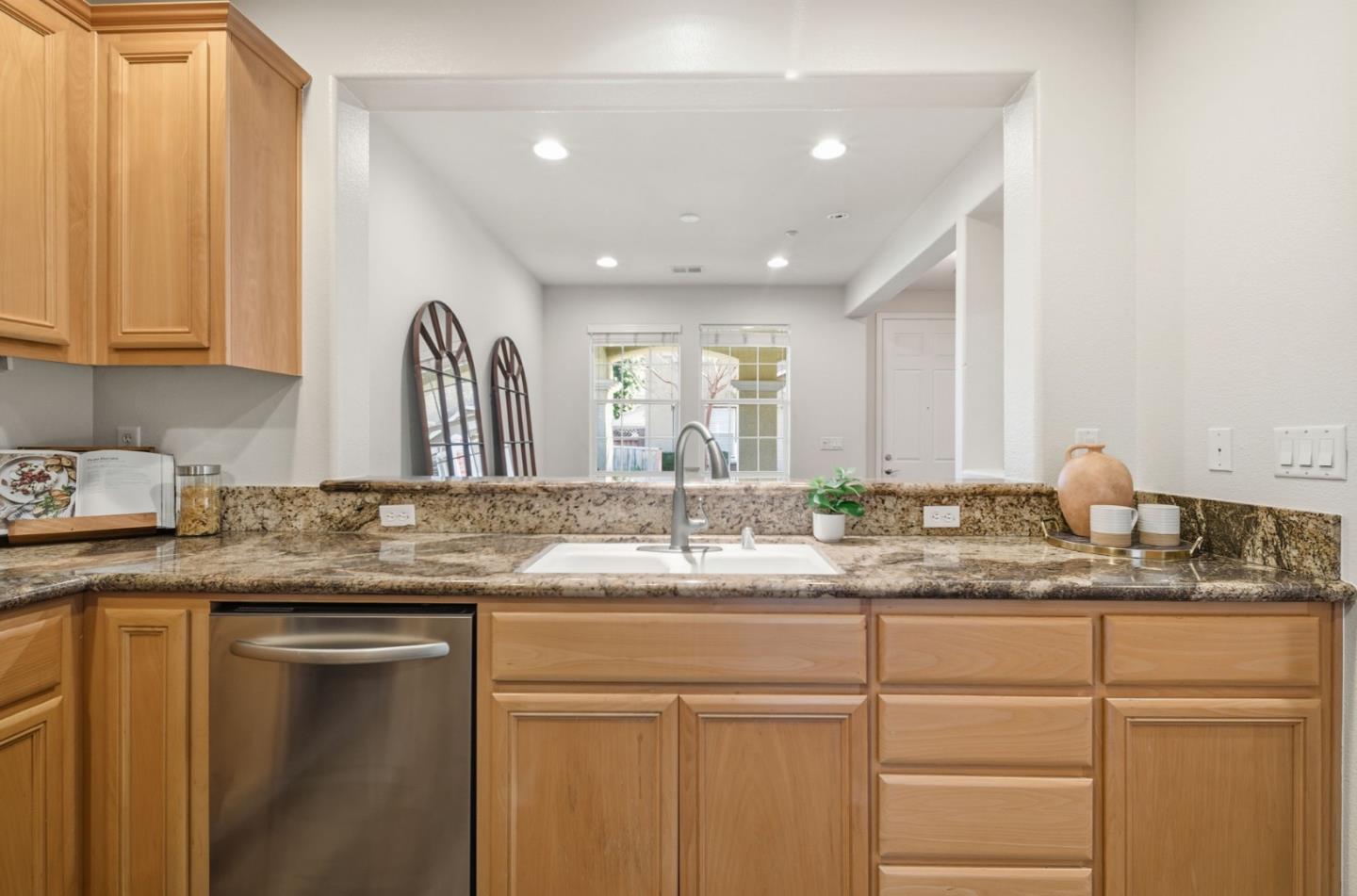 Detail Gallery Image 16 of 47 For 7942 English Oak Cir, Gilroy,  CA 95020 - 3 Beds | 2/1 Baths