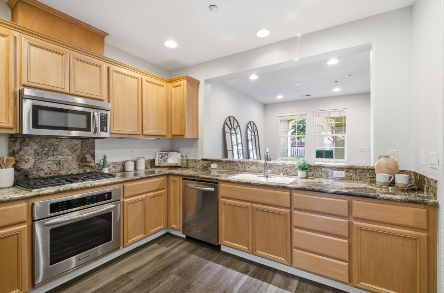 Detail Gallery Image 19 of 47 For 7942 English Oak Cir, Gilroy,  CA 95020 - 3 Beds | 2/1 Baths