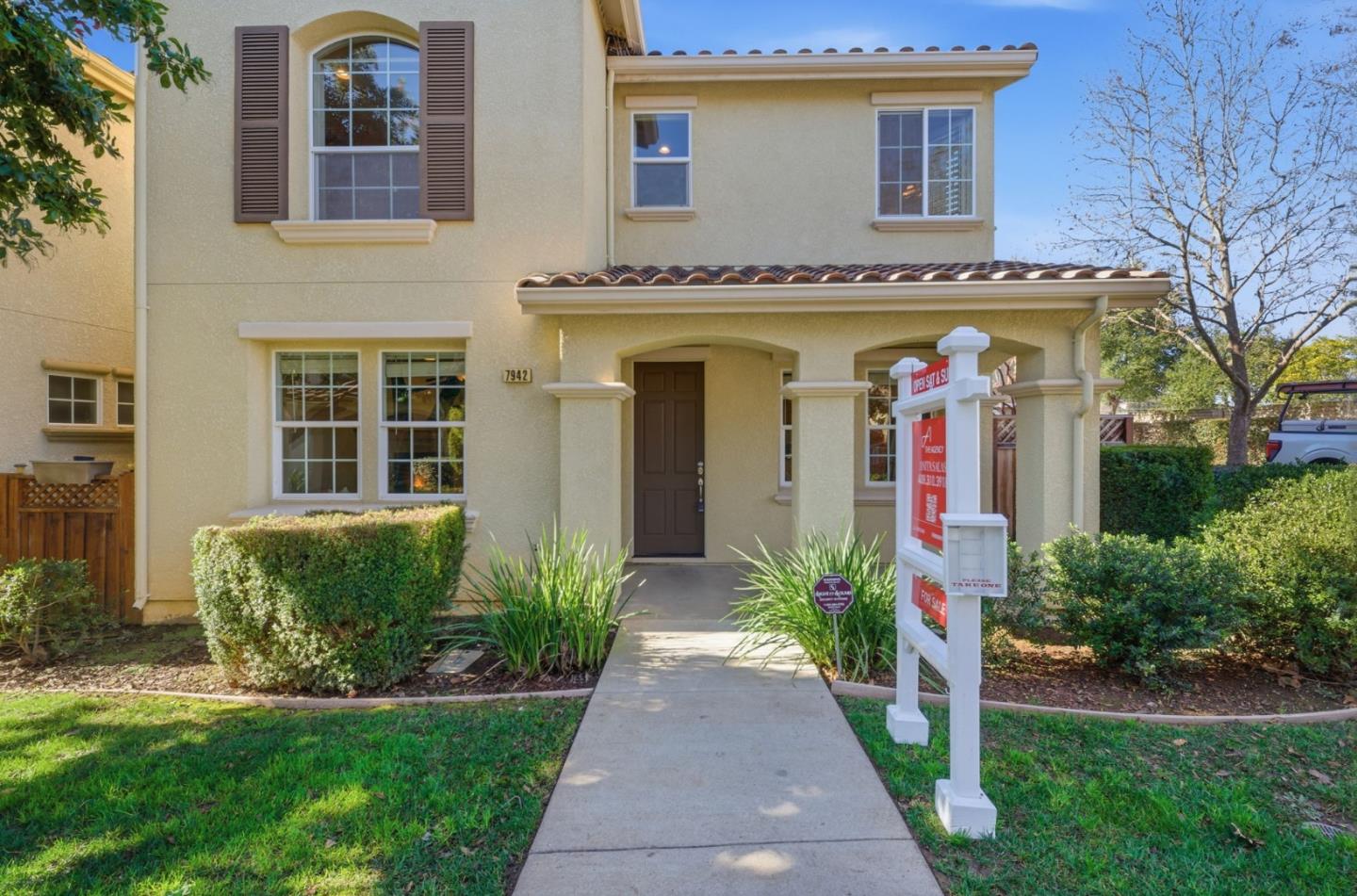 Detail Gallery Image 2 of 47 For 7942 English Oak Cir, Gilroy,  CA 95020 - 3 Beds | 2/1 Baths