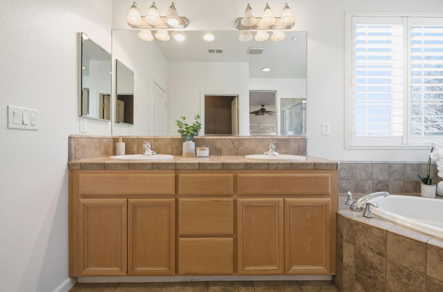 Detail Gallery Image 26 of 47 For 7942 English Oak Cir, Gilroy,  CA 95020 - 3 Beds | 2/1 Baths