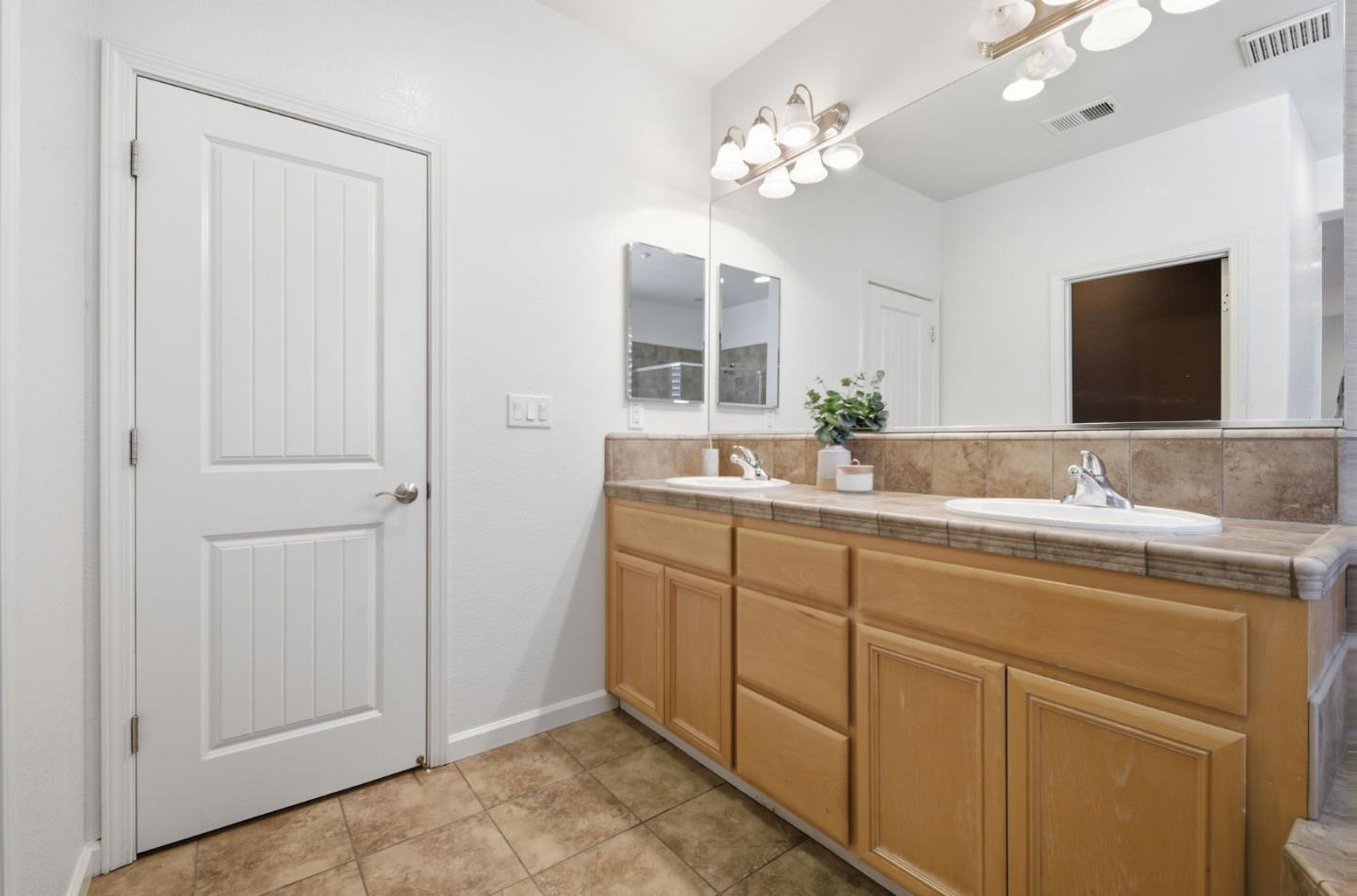 Detail Gallery Image 28 of 47 For 7942 English Oak Cir, Gilroy,  CA 95020 - 3 Beds | 2/1 Baths