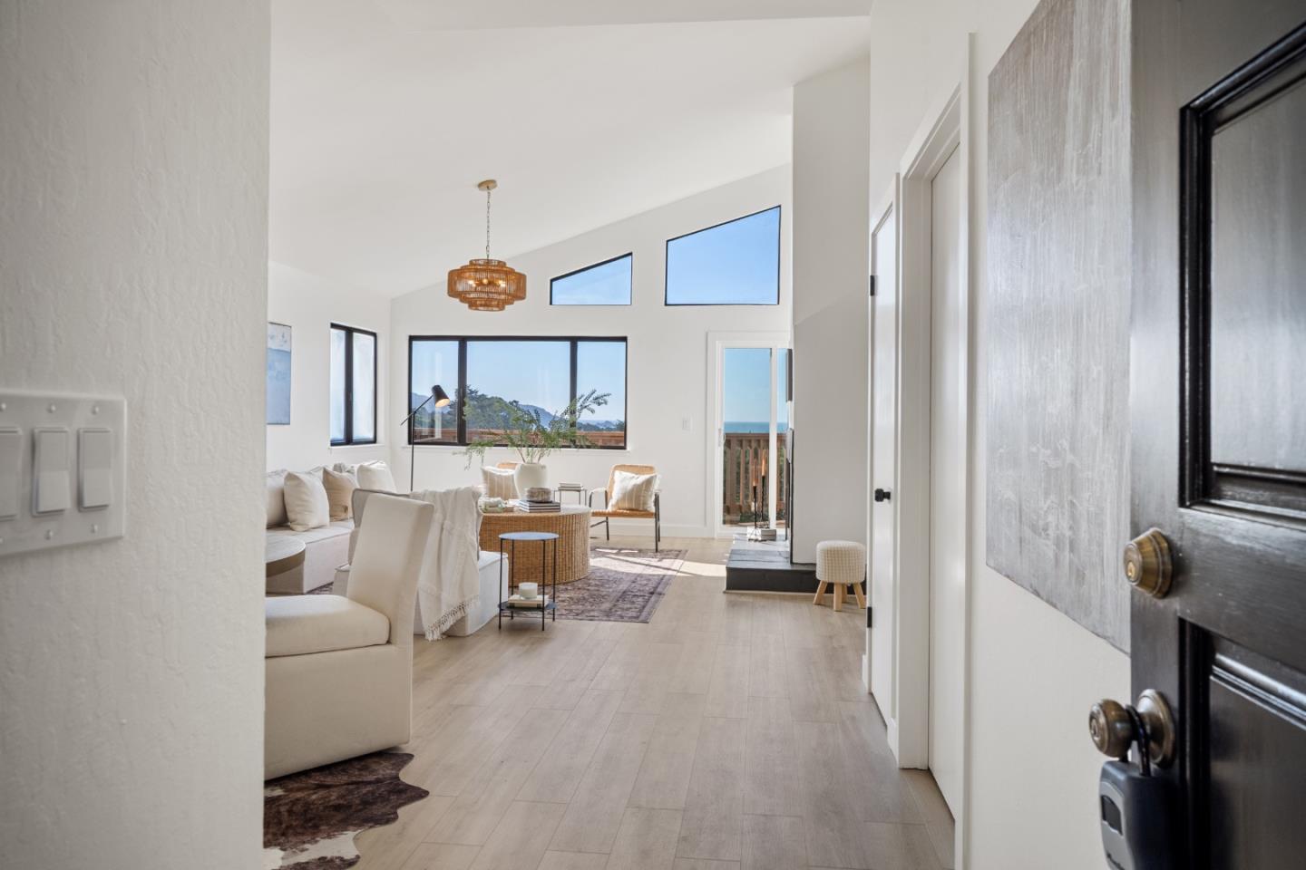 Detail Gallery Image 4 of 41 For 582 Farallon Ave, Pacifica,  CA 94044 - 3 Beds | 2 Baths