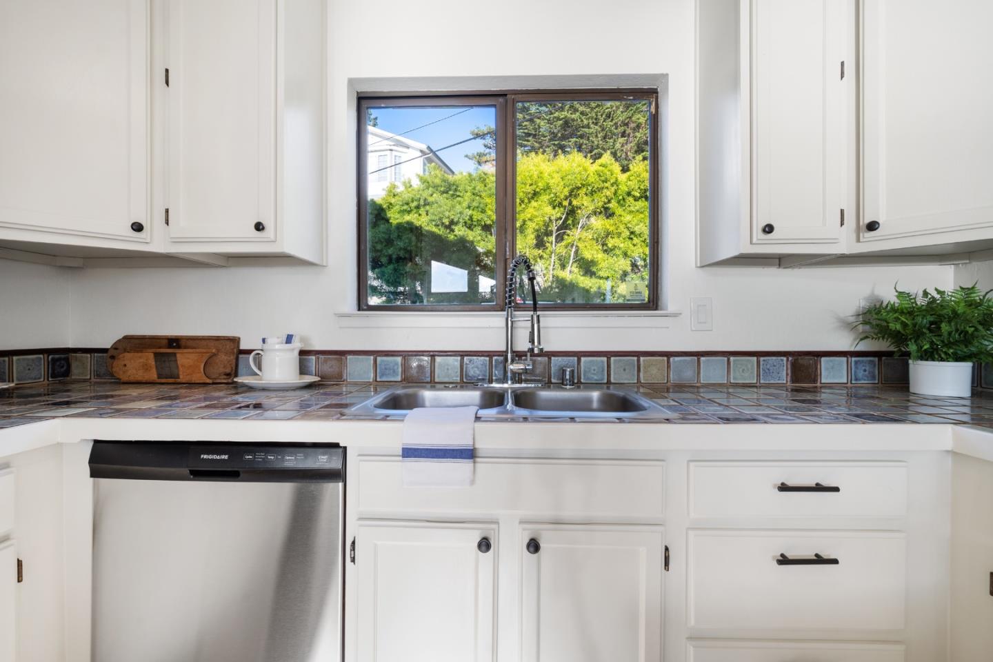 Detail Gallery Image 9 of 41 For 582 Farallon Ave, Pacifica,  CA 94044 - 3 Beds | 2 Baths