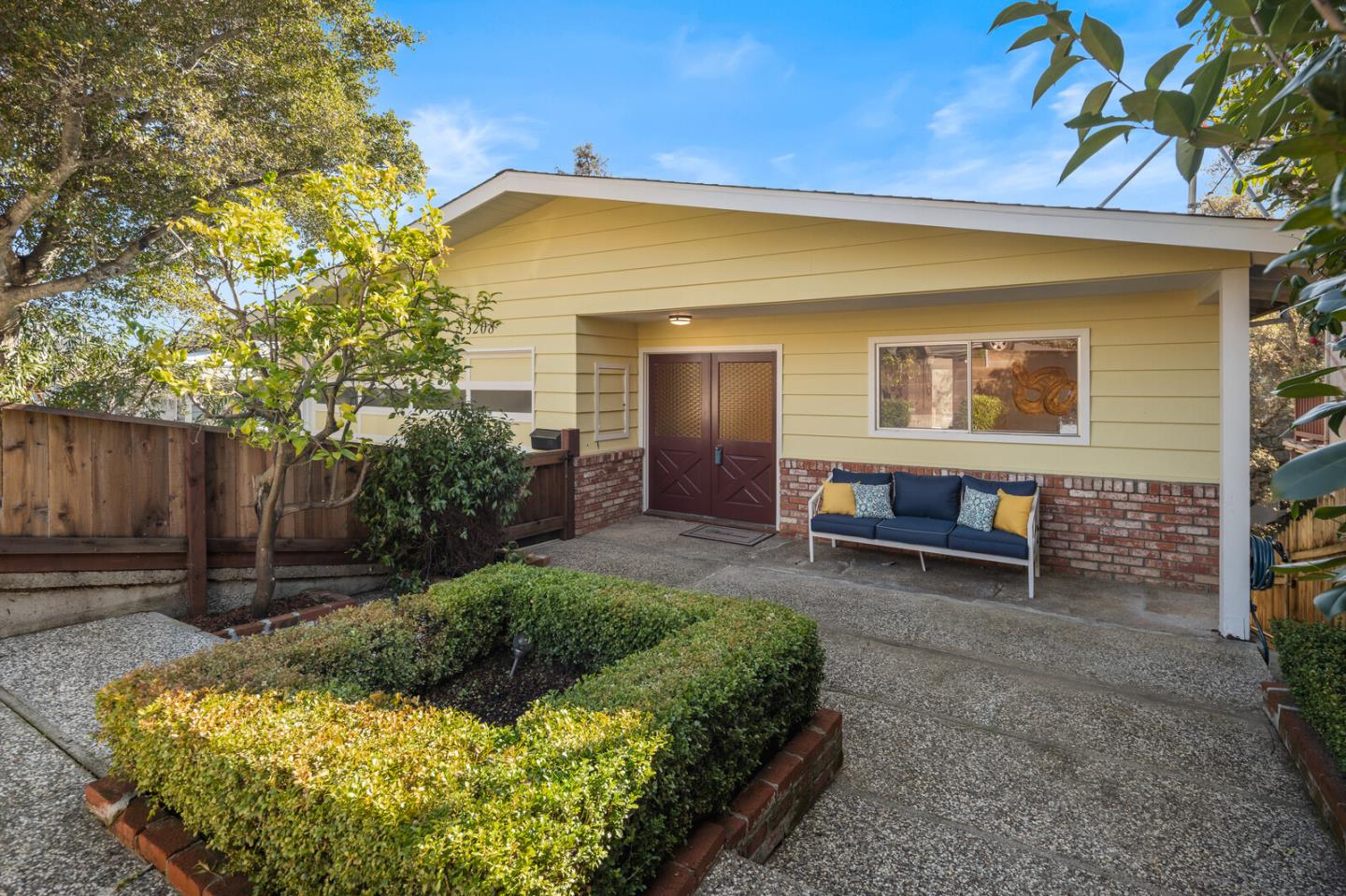 Detail Gallery Image 3 of 27 For 3208 Upper Lock Ave, Belmont,  CA 94002 - 4 Beds | 2 Baths