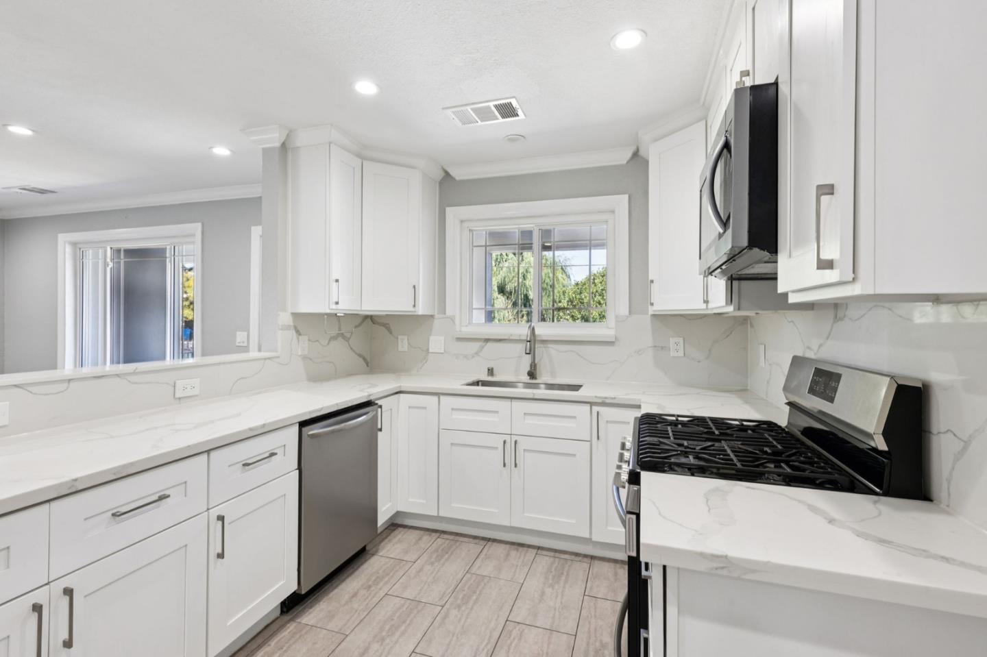 Detail Gallery Image 6 of 39 For 1120 Alberni St, East Palo Alto,  CA 94303 - 5 Beds | 3 Baths