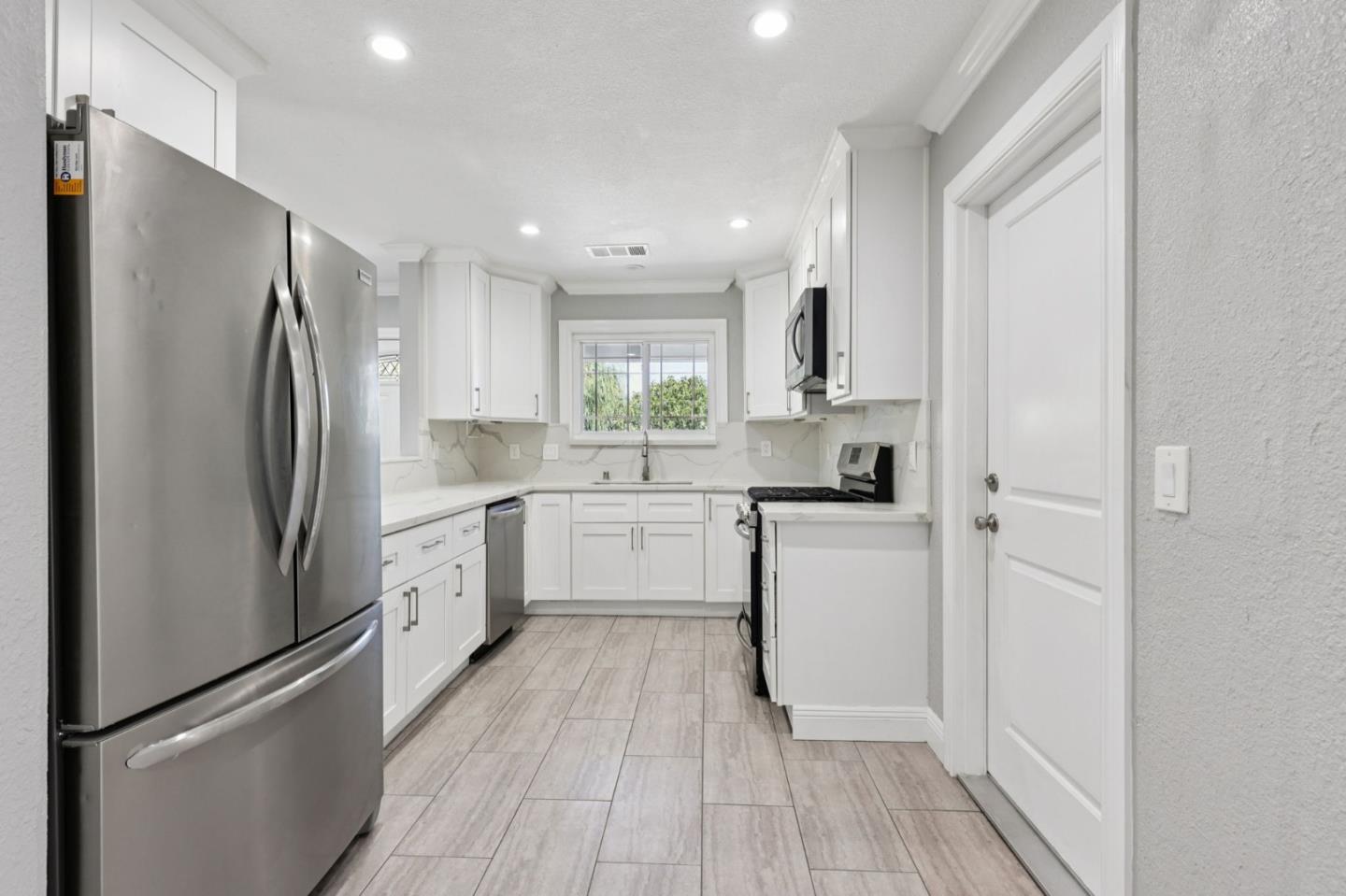 Detail Gallery Image 8 of 39 For 1120 Alberni St, East Palo Alto,  CA 94303 - 5 Beds | 3 Baths