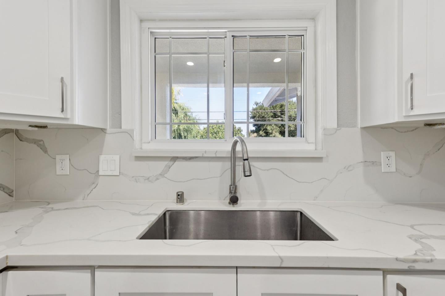 Detail Gallery Image 9 of 39 For 1120 Alberni St, East Palo Alto,  CA 94303 - 5 Beds | 3 Baths