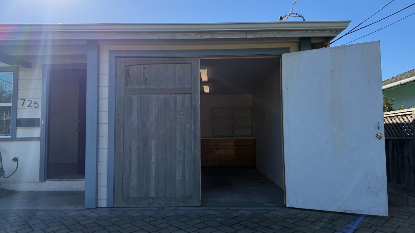 Detail Gallery Image 4 of 15 For 725 Alice St, Monterey,  CA 93940 - 2 Beds | 1 Baths