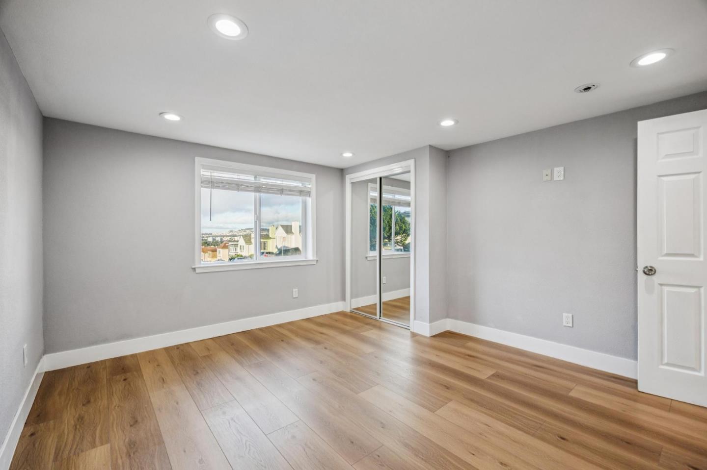 Detail Gallery Image 12 of 51 For 1063 87th St, Daly City,  CA 94015 - 5 Beds | 2 Baths