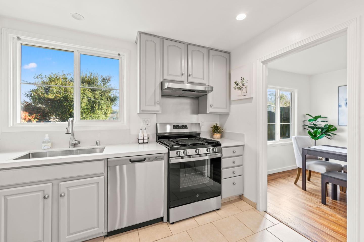 Detail Gallery Image 14 of 37 For 114 Lomitas Ave, South San Francisco,  CA 94080 - 3 Beds | 1 Baths