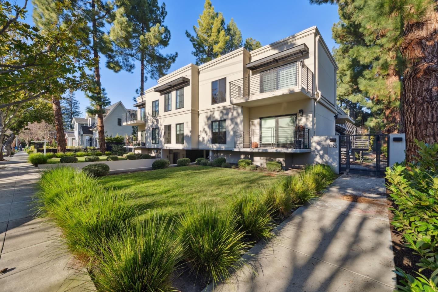 Detail Gallery Image 2 of 50 For 1326 Hoover St #2,  Menlo Park,  CA 94025 - 2 Beds | 2 Baths