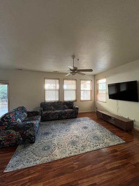 Detail Gallery Image 3 of 9 For 323 Wilson Cir, Greenfield,  CA 93927 - 4 Beds | 2/1 Baths