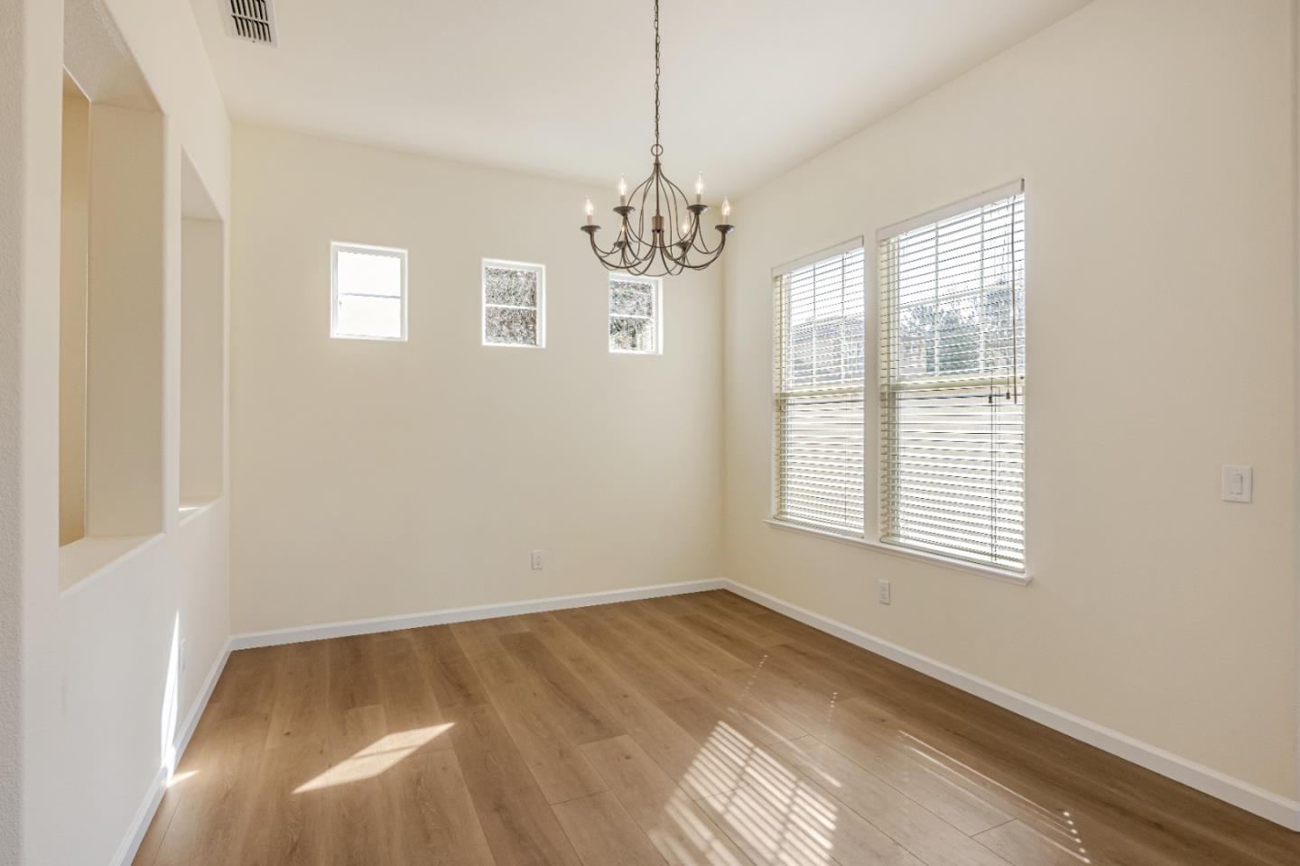 Detail Gallery Image 11 of 28 For 5111 Venice Ct, Pleasanton,  CA 94588 - 4 Beds | 2/1 Baths