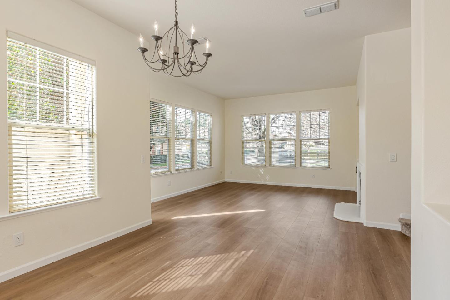 Detail Gallery Image 7 of 28 For 5111 Venice Ct, Pleasanton,  CA 94588 - 4 Beds | 2/1 Baths