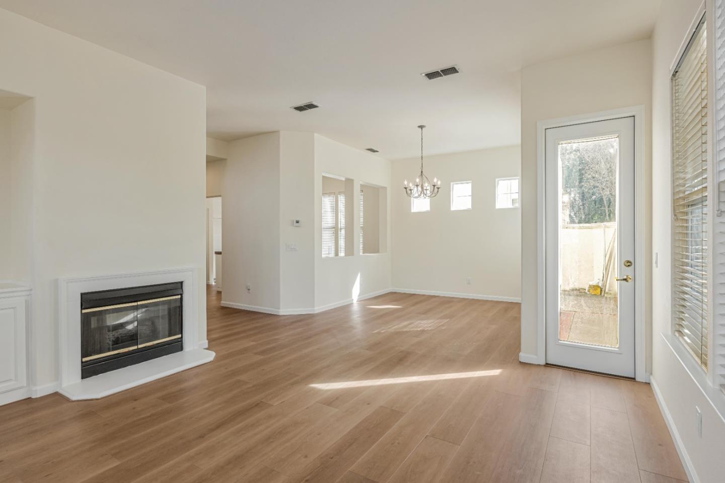 Detail Gallery Image 8 of 28 For 5111 Venice Ct, Pleasanton,  CA 94588 - 4 Beds | 2/1 Baths