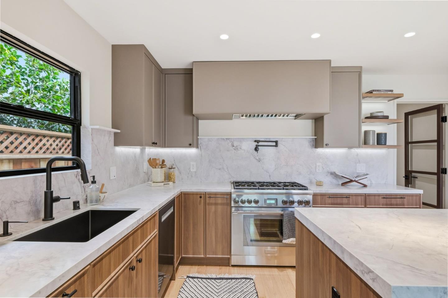 Detail Gallery Image 8 of 59 For 371 E Oakwood Blvd, Redwood City,  CA 94061 - 3 Beds | 2 Baths