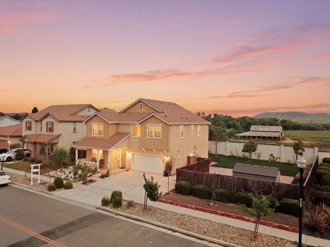 Detail Gallery Image 2 of 46 For 276 Copperleaf Ln, San Juan Bautista,  CA 95045 - 5 Beds | 3 Baths