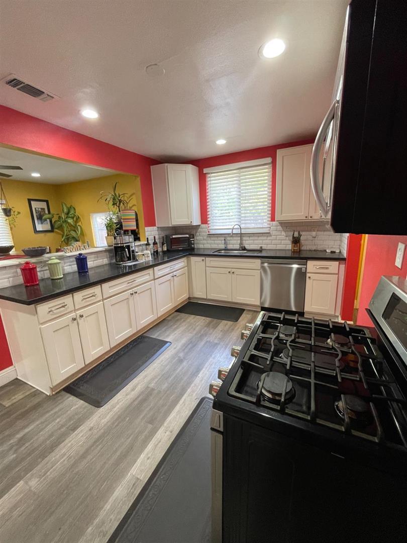 Detail Gallery Image 10 of 35 For 3740 26th Ave, Sacramento,  CA 95820 - 3 Beds | 2 Baths