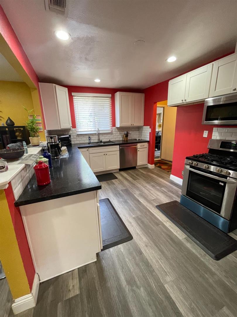 Detail Gallery Image 11 of 35 For 3740 26th Ave, Sacramento,  CA 95820 - 3 Beds | 2 Baths