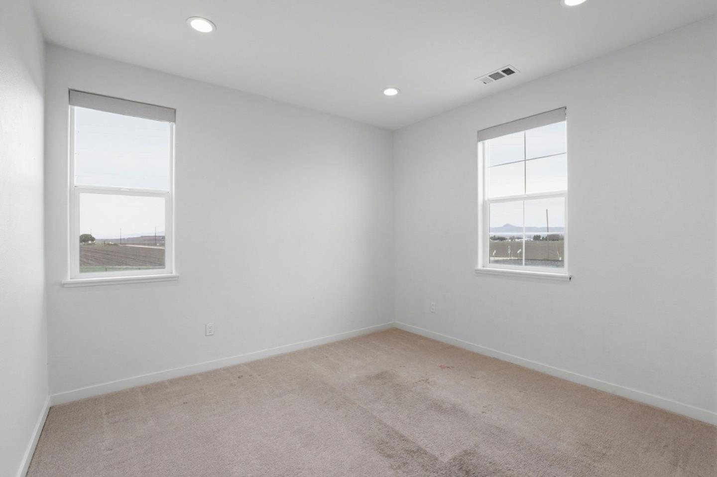 Detail Gallery Image 13 of 36 For 504 Sandpiper Ln, Hollister,  CA 95023 - 3 Beds | 2/1 Baths