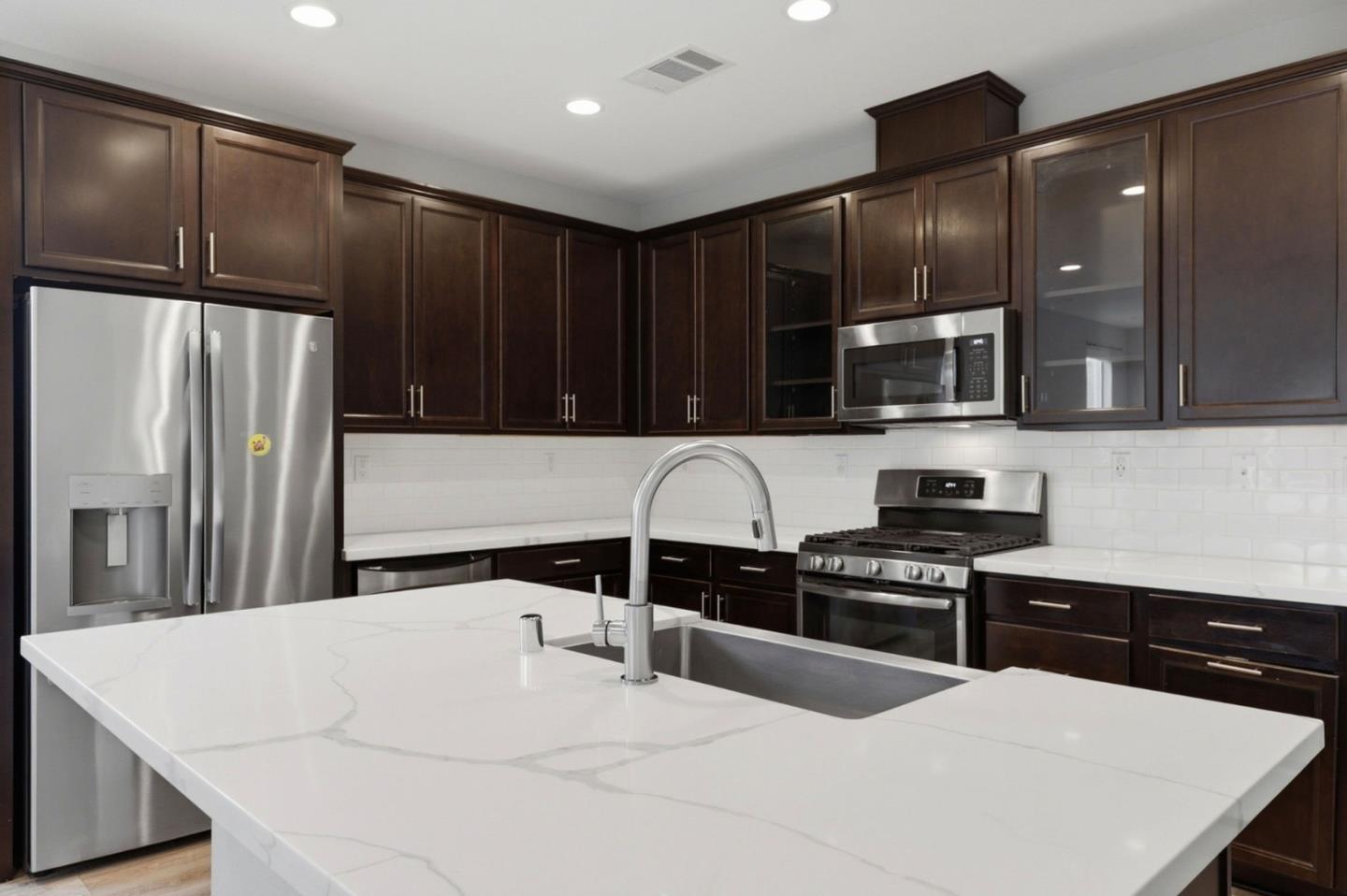 Detail Gallery Image 7 of 36 For 504 Sandpiper Ln, Hollister,  CA 95023 - 3 Beds | 2/1 Baths