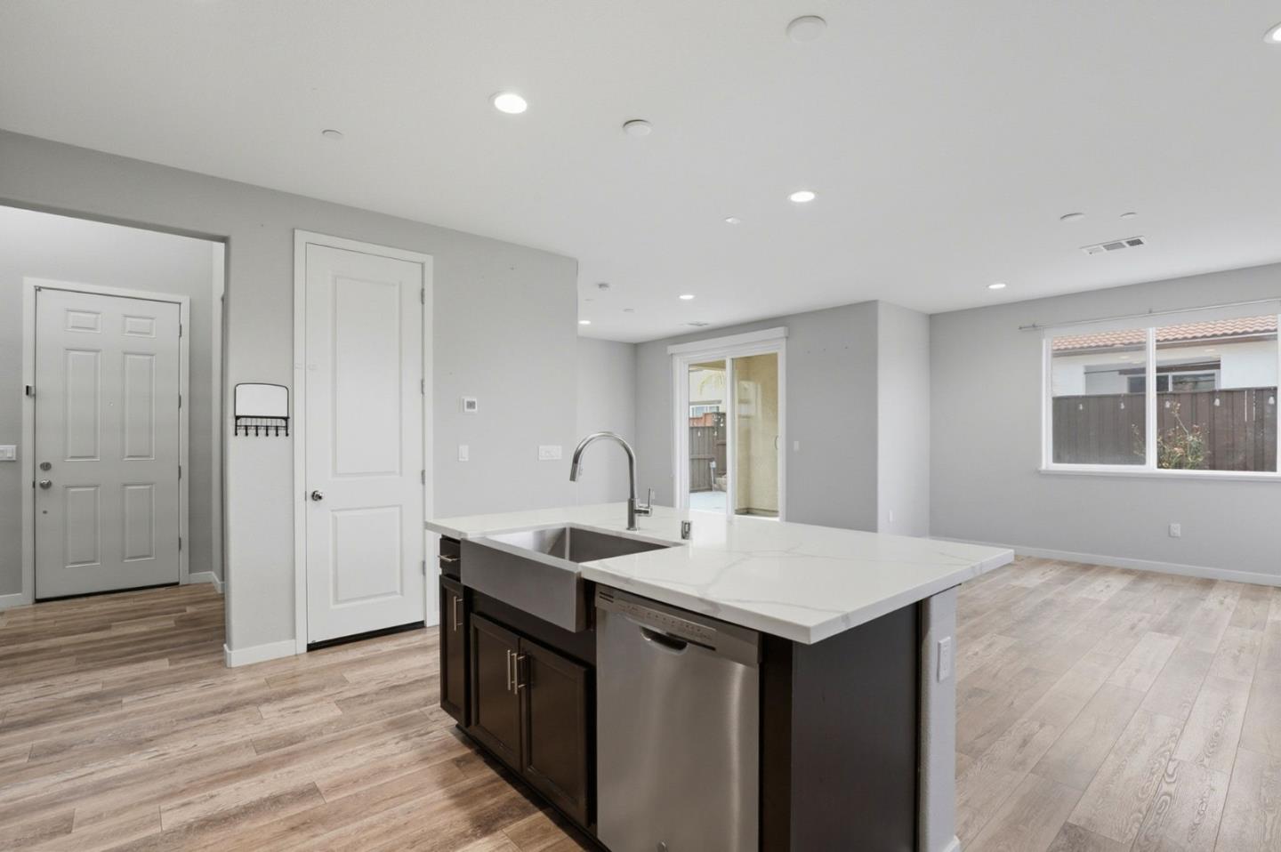 Detail Gallery Image 8 of 36 For 504 Sandpiper Ln, Hollister,  CA 95023 - 3 Beds | 2/1 Baths