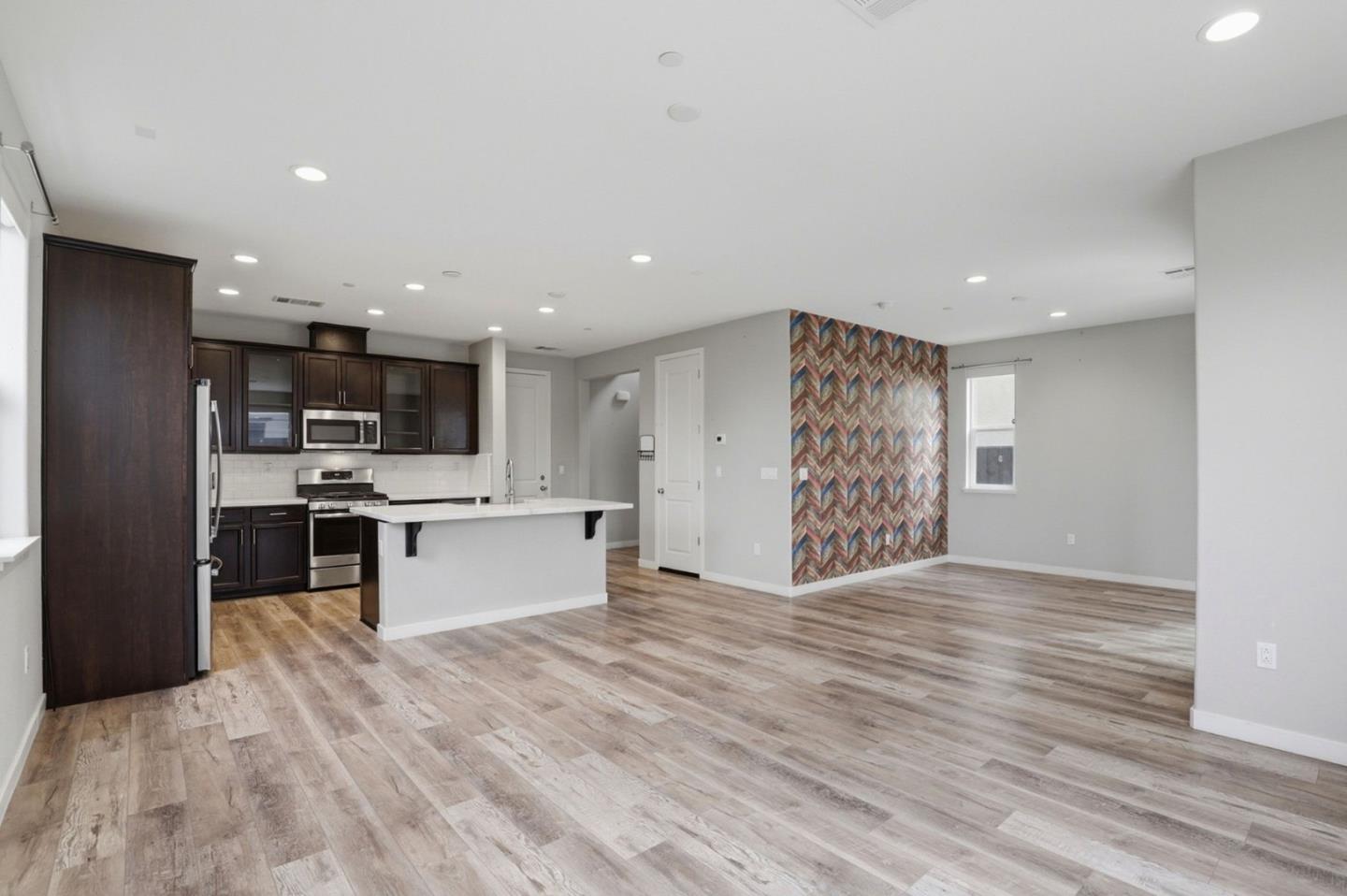 Detail Gallery Image 9 of 36 For 504 Sandpiper Ln, Hollister,  CA 95023 - 3 Beds | 2/1 Baths