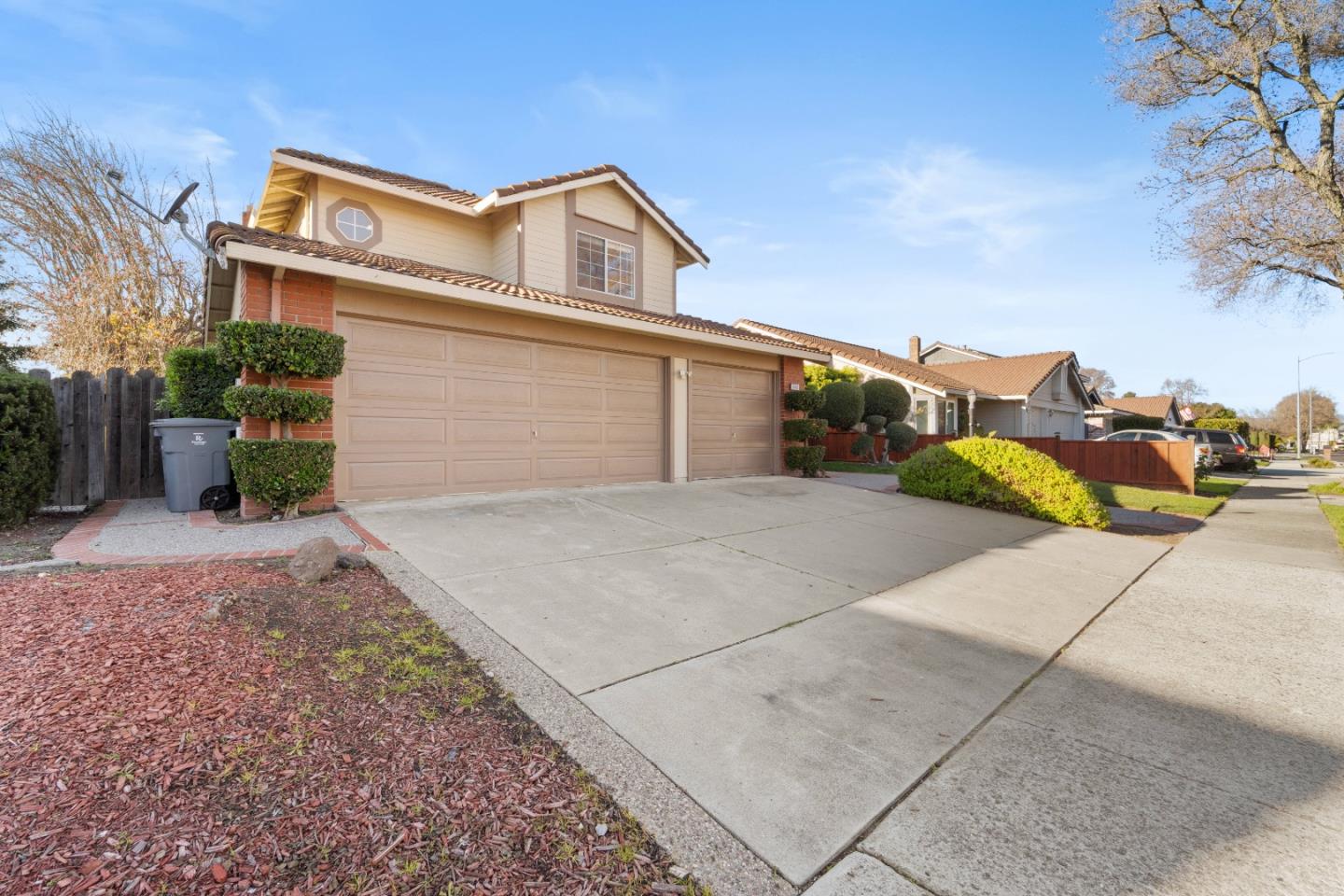 Detail Gallery Image 3 of 32 For 9465 Eagle View Way, Gilroy,  CA 95020 - 4 Beds | 3 Baths