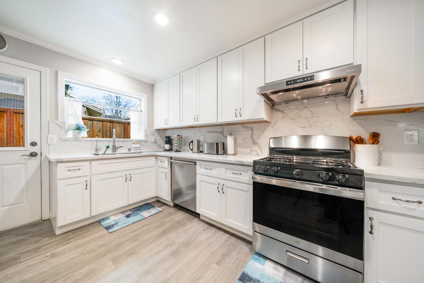 Detail Gallery Image 10 of 28 For 16605 Camellia Ter, Los Gatos,  CA 95032 - 8 Beds | 4 Baths