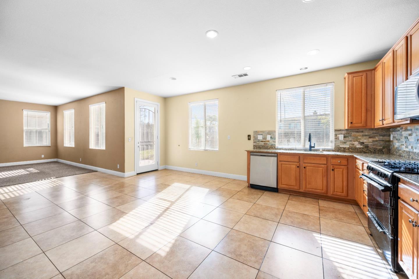 Detail Gallery Image 12 of 33 For 2385 S Creekside Dr, Los Banos,  CA 93635 - 3 Beds | 2/1 Baths