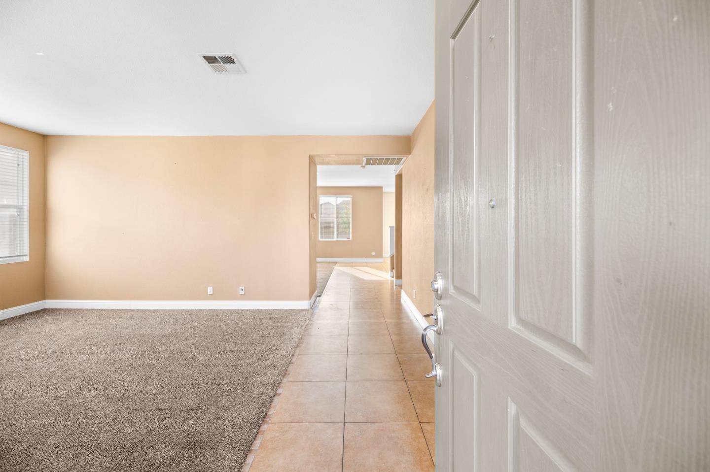 Detail Gallery Image 2 of 33 For 2385 S Creekside Dr, Los Banos,  CA 93635 - 3 Beds | 2/1 Baths