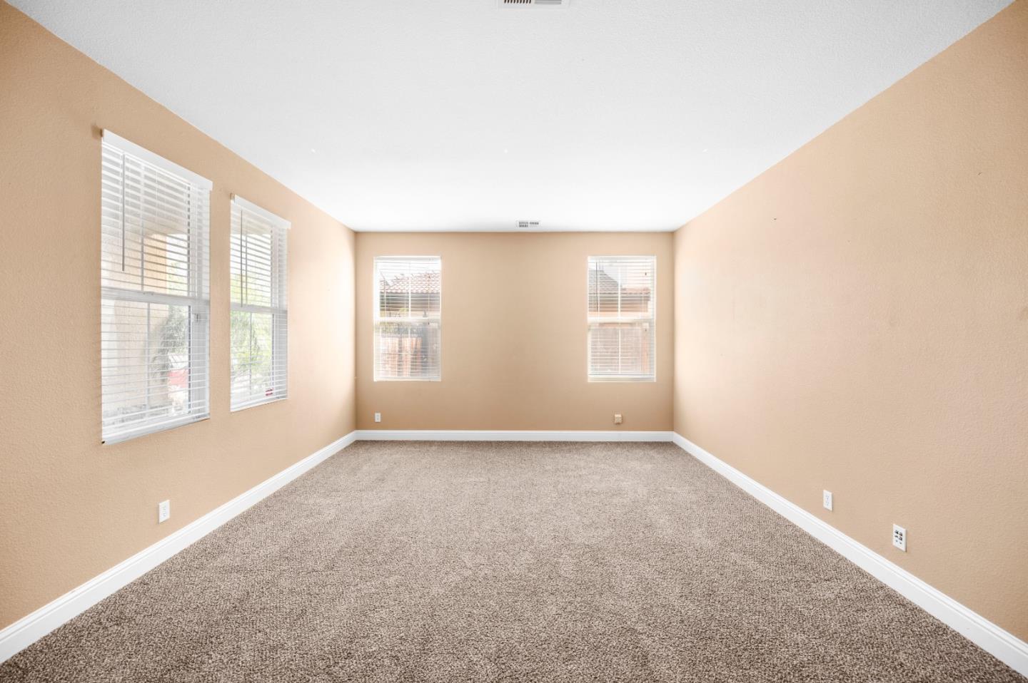 Detail Gallery Image 5 of 33 For 2385 S Creekside Dr, Los Banos,  CA 93635 - 3 Beds | 2/1 Baths