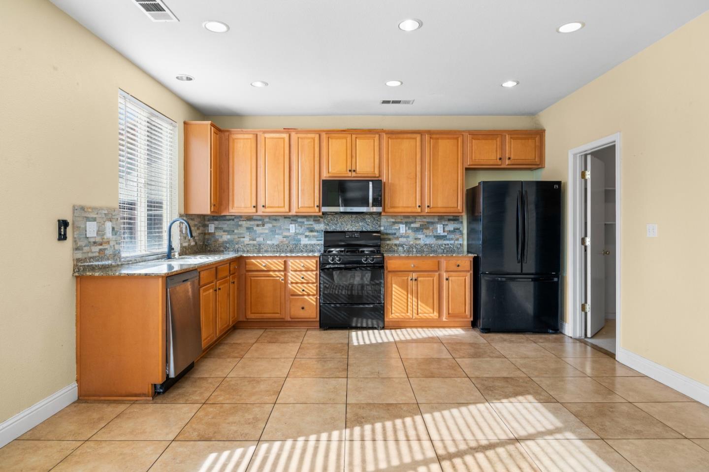 Detail Gallery Image 9 of 33 For 2385 S Creekside Dr, Los Banos,  CA 93635 - 3 Beds | 2/1 Baths