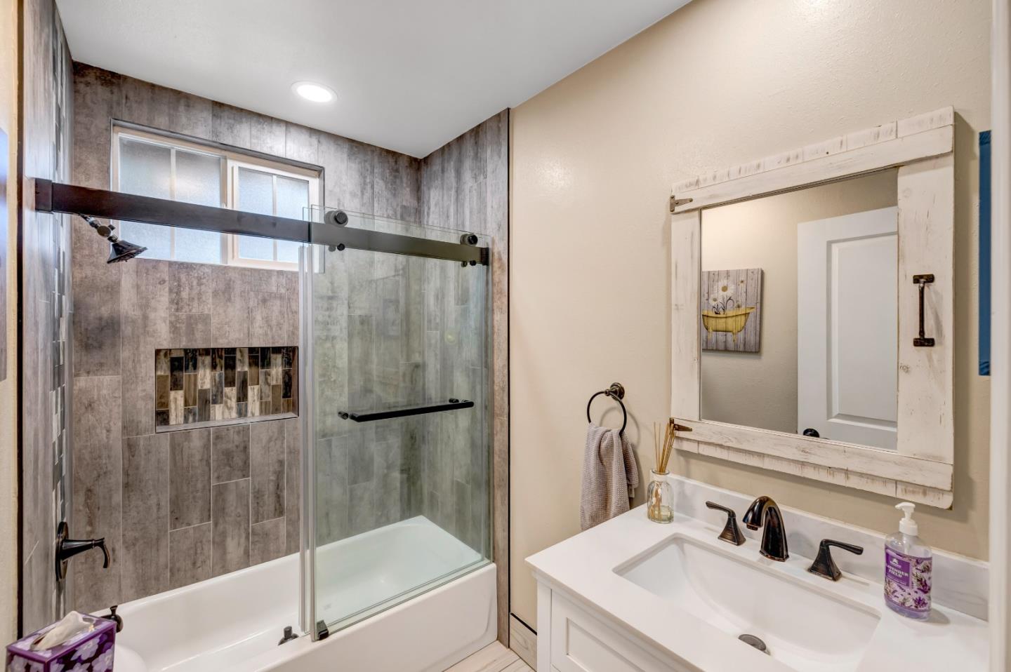 Detail Gallery Image 22 of 39 For 6900 Lakeview Dr, Salinas,  CA 93907 - 4 Beds | 2 Baths