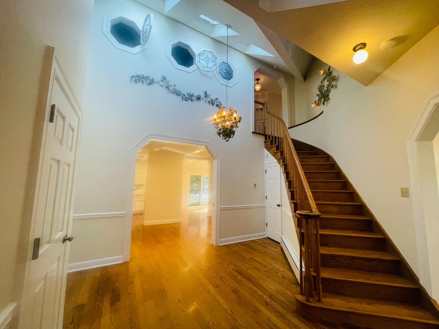 Detail Gallery Image 16 of 73 For 200 Iris Way, Palo Alto,  CA 94303 - 6 Beds | 5 Baths