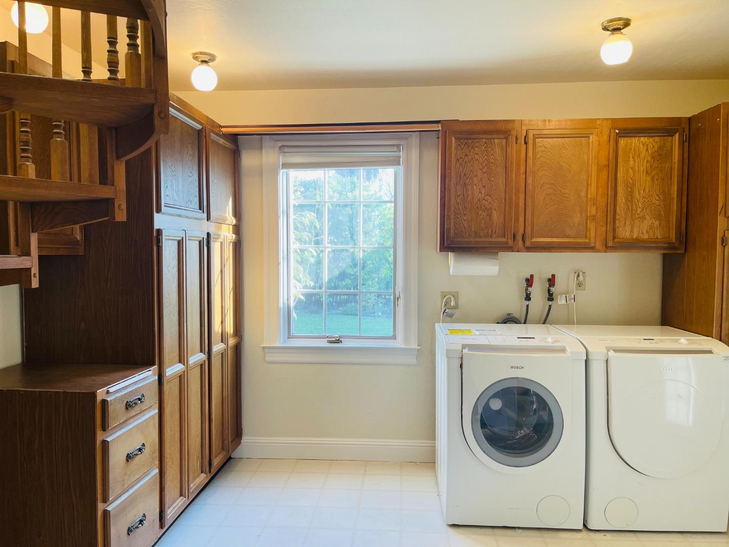 Detail Gallery Image 24 of 73 For 200 Iris Way, Palo Alto,  CA 94303 - 6 Beds | 5 Baths