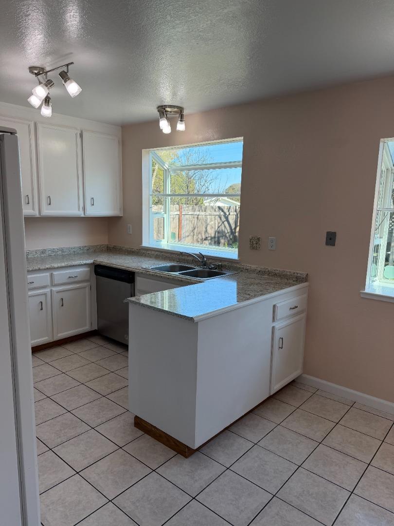 Detail Gallery Image 10 of 26 For 1723 Pheasant Dr, Hercules,  CA 94547 - 4 Beds | 2/1 Baths