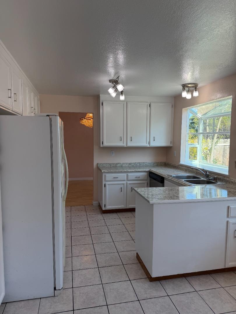 Detail Gallery Image 11 of 26 For 1723 Pheasant Dr, Hercules,  CA 94547 - 4 Beds | 2/1 Baths