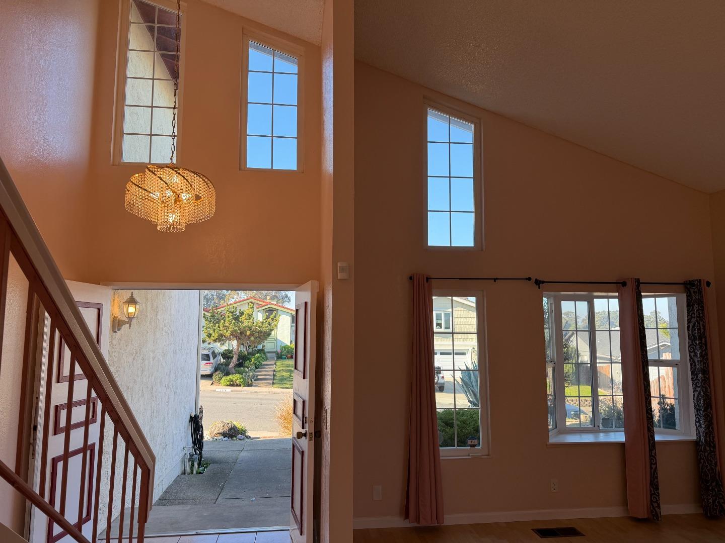 Detail Gallery Image 7 of 26 For 1723 Pheasant Dr, Hercules,  CA 94547 - 4 Beds | 2/1 Baths