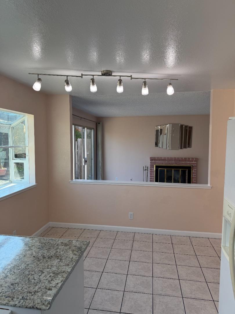 Detail Gallery Image 9 of 26 For 1723 Pheasant Dr, Hercules,  CA 94547 - 4 Beds | 2/1 Baths