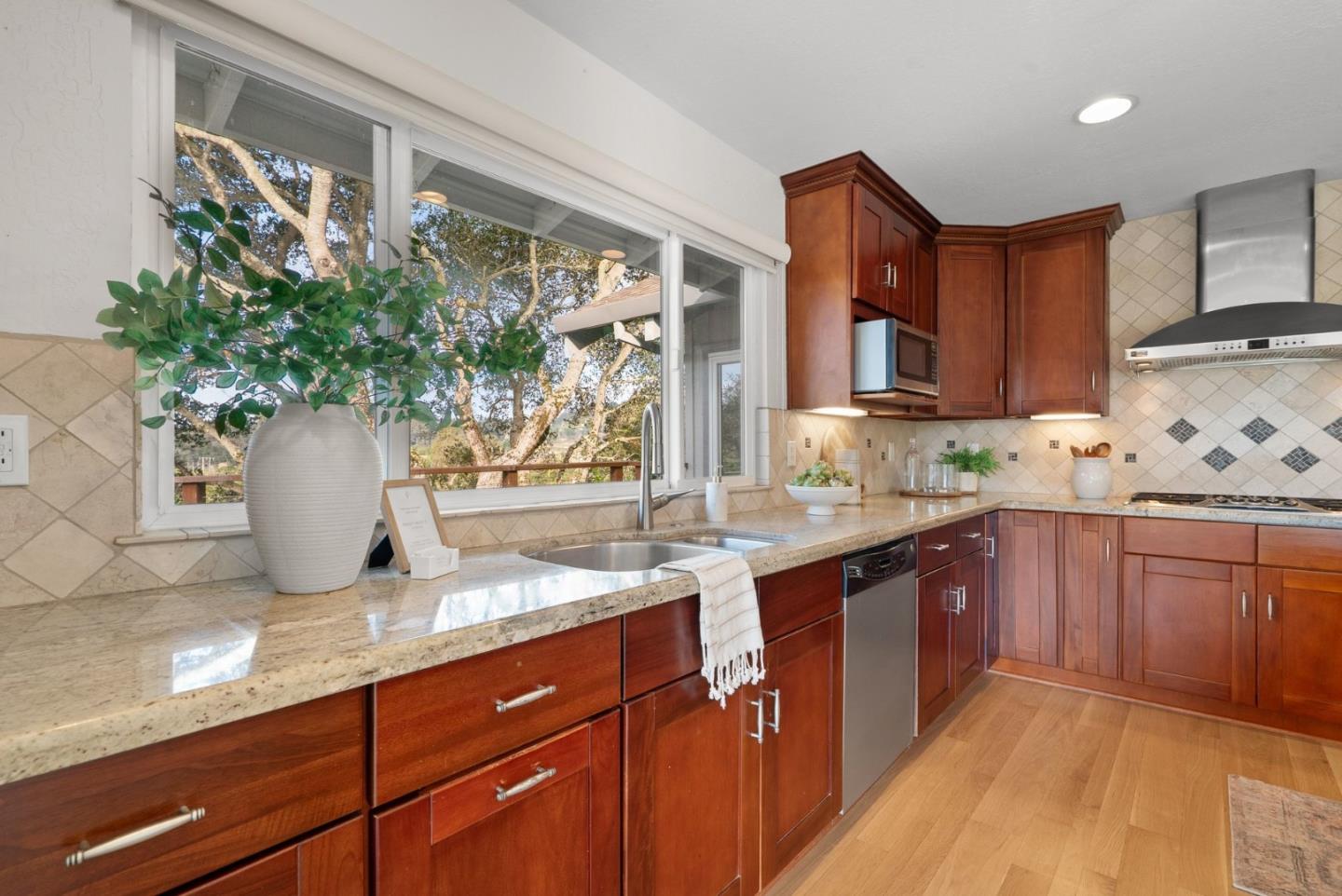 Detail Gallery Image 13 of 41 For 1044 Pleasant Valley Rd, Aptos,  CA 95003 - 4 Beds | 3 Baths