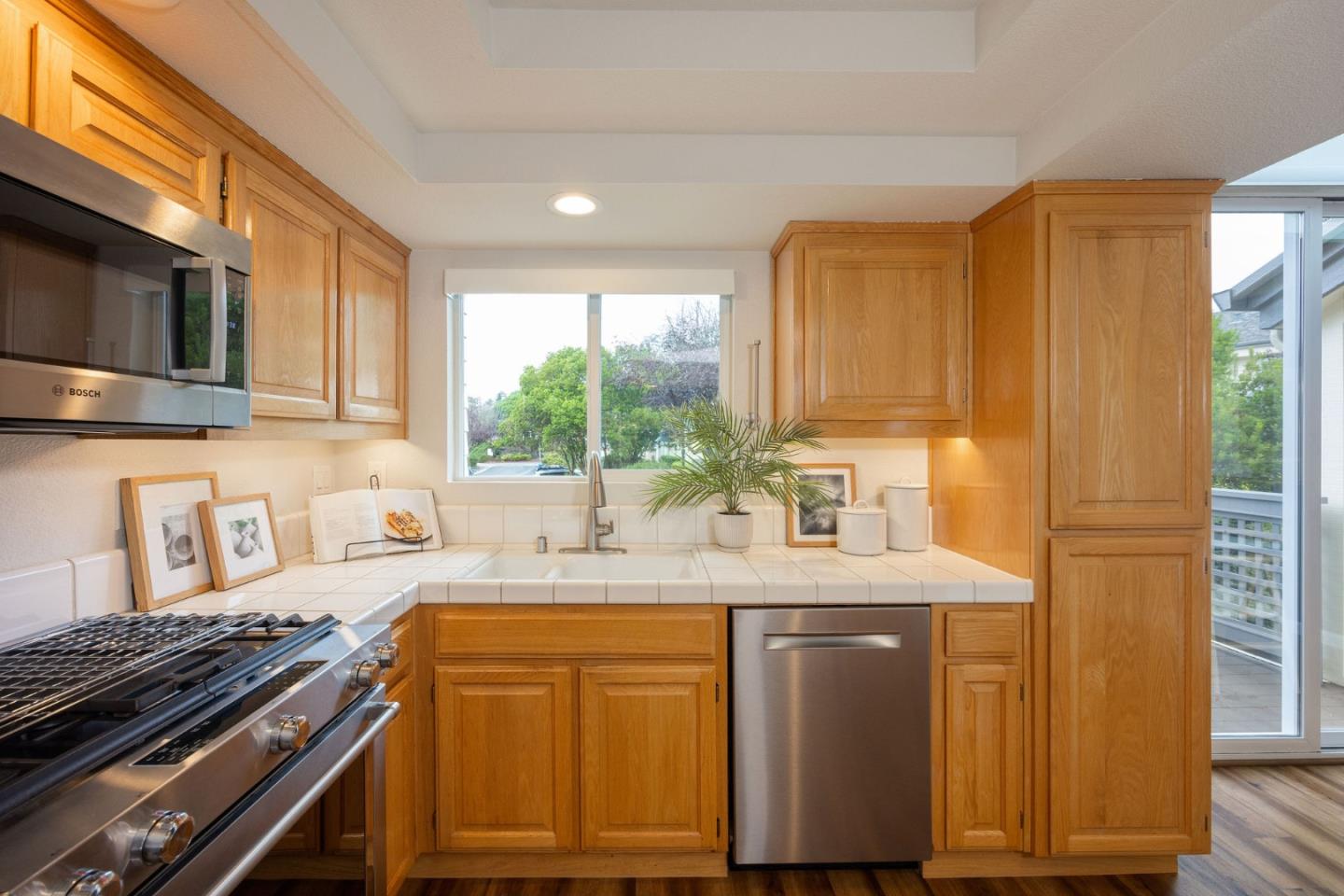 Detail Gallery Image 12 of 39 For 43 Erin Ln, Half Moon Bay,  CA 94019 - 2 Beds | 2/1 Baths