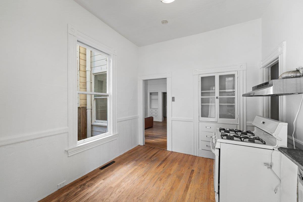 Detail Gallery Image 15 of 19 For 1018 Noe St, San Francisco,  CA 94114 - 4 Beds | 2 Baths